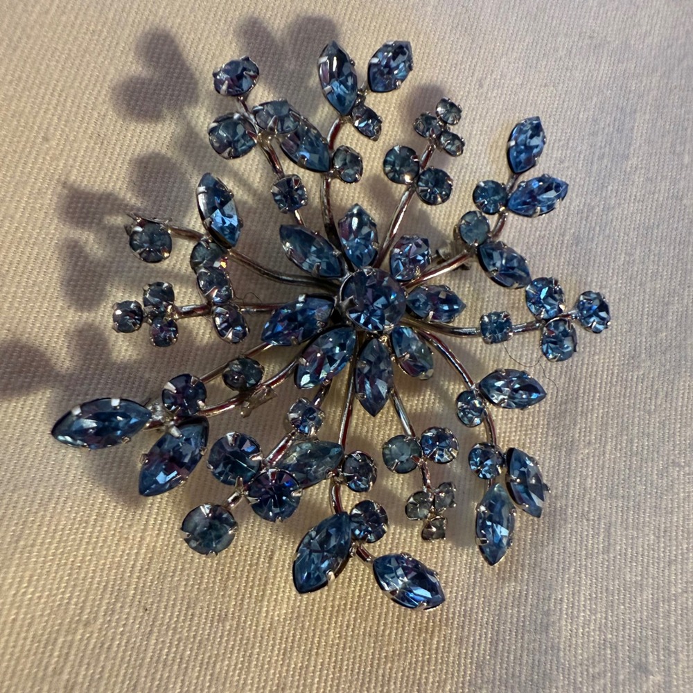 Vintage Sparkling Blue Crystal Snowflake‎ Brooch Pin Radiant Winter Jewelry